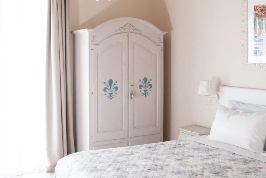 Armadio in stile shabby chic con decorazioni blu.