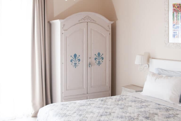 Armadio in stile shabby chic con decorazioni blu.