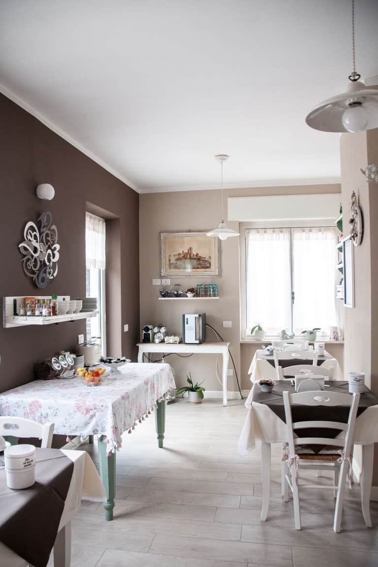 Appartamento in stile rustico con zona pranzo e cucina ben organizzata.